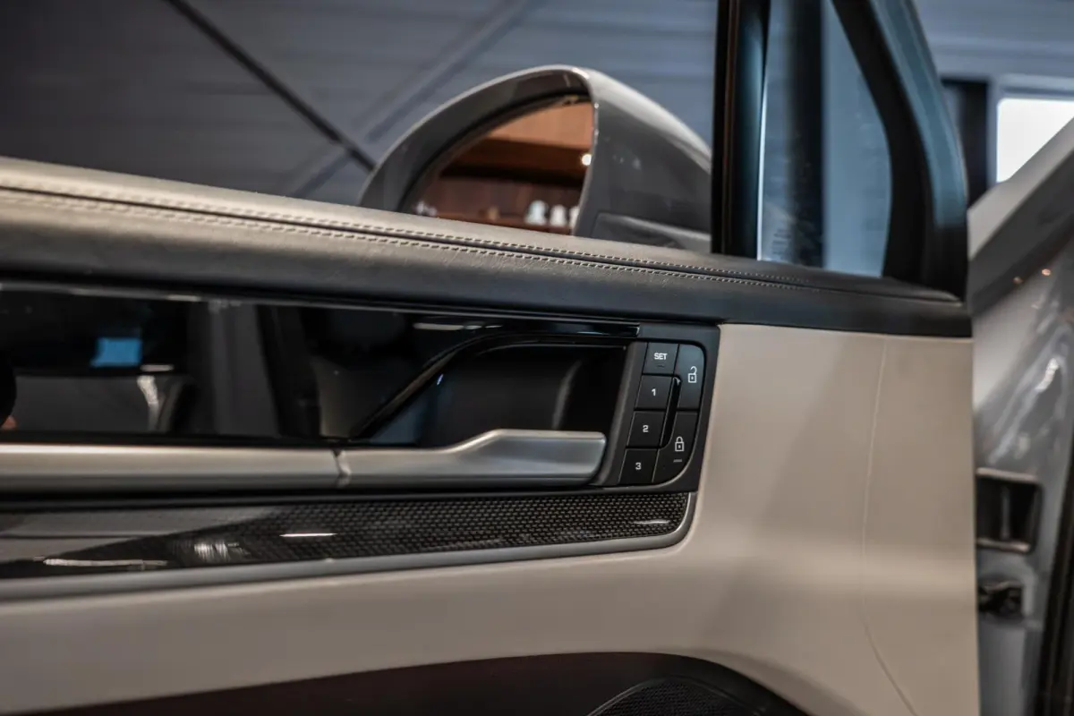 3.0 E-Hybrid Black Edition Achterasbesturing | Stoelventilatie V+A | Passenger Display | Race-Tex