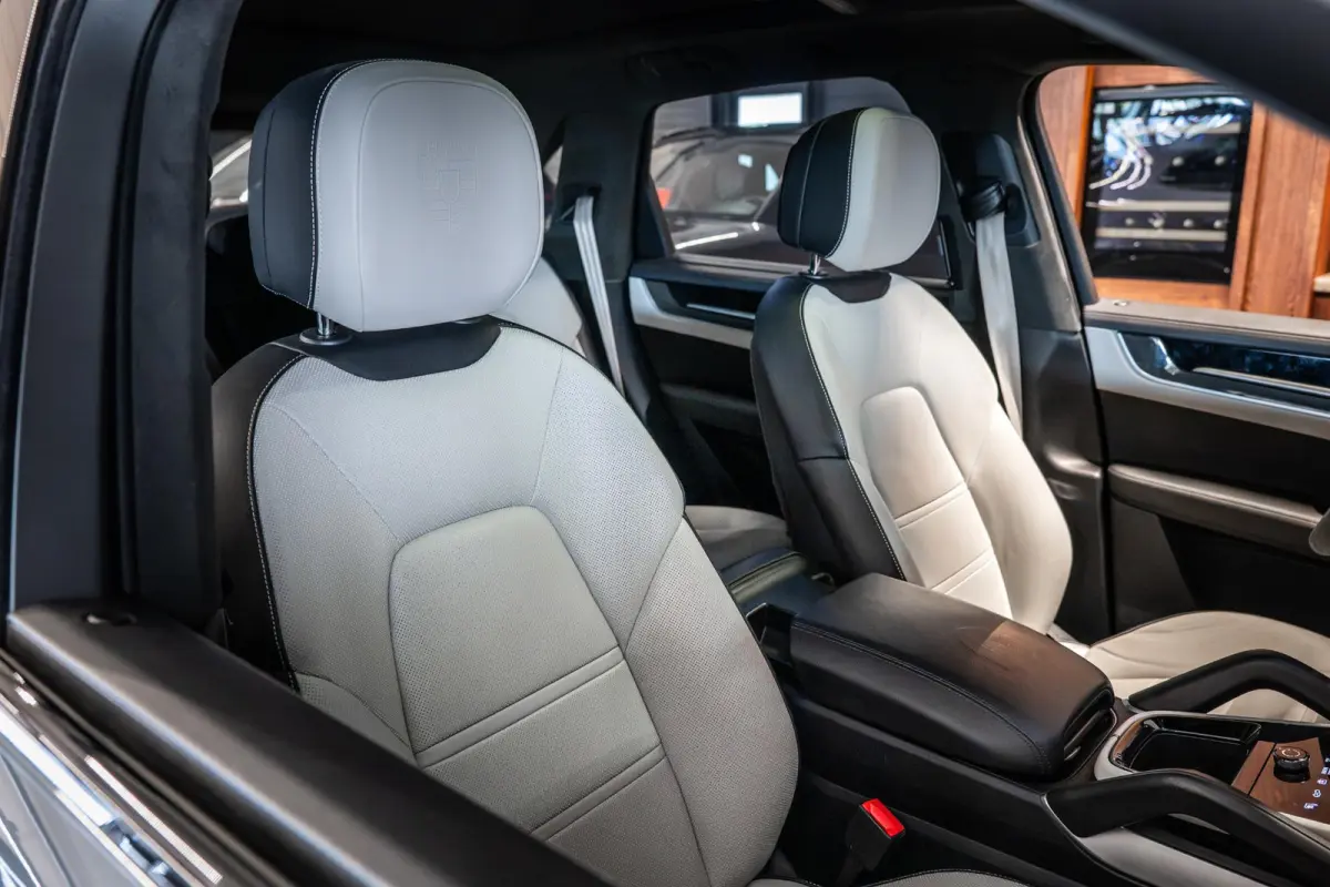 3.0 E-Hybrid Black Edition Achterasbesturing | Stoelventilatie V+A | Passenger Display | Race-Tex