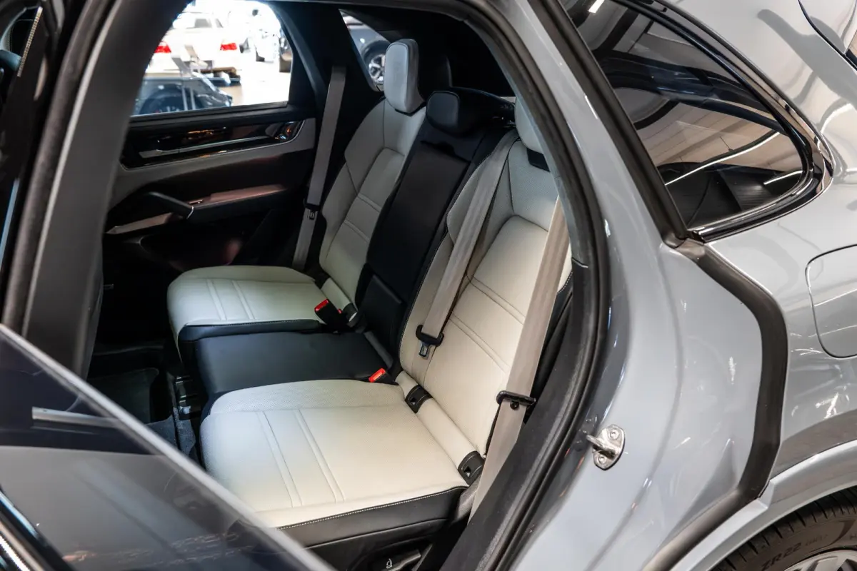 3.0 E-Hybrid Black Edition Achterasbesturing | Stoelventilatie V+A | Passenger Display | Race-Tex