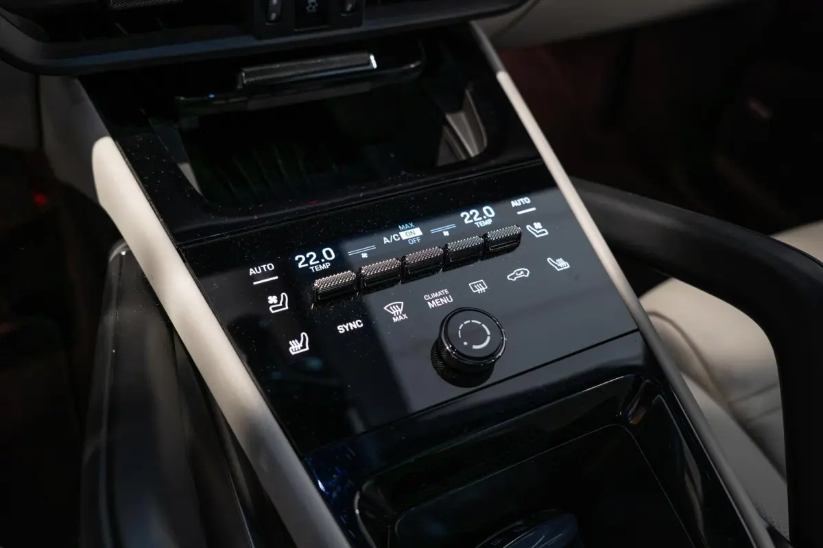 3.0 E-Hybrid Black Edition Achterasbesturing | Stoelventilatie V+A | Passenger Display | Race-Tex