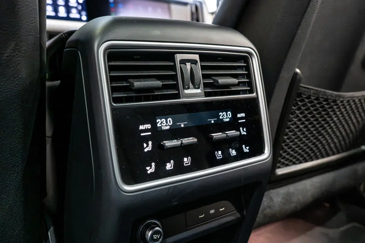 3.0 E-Hybrid Black Edition Achterasbesturing | Stoelventilatie V+A | Passenger Display | Race-Tex