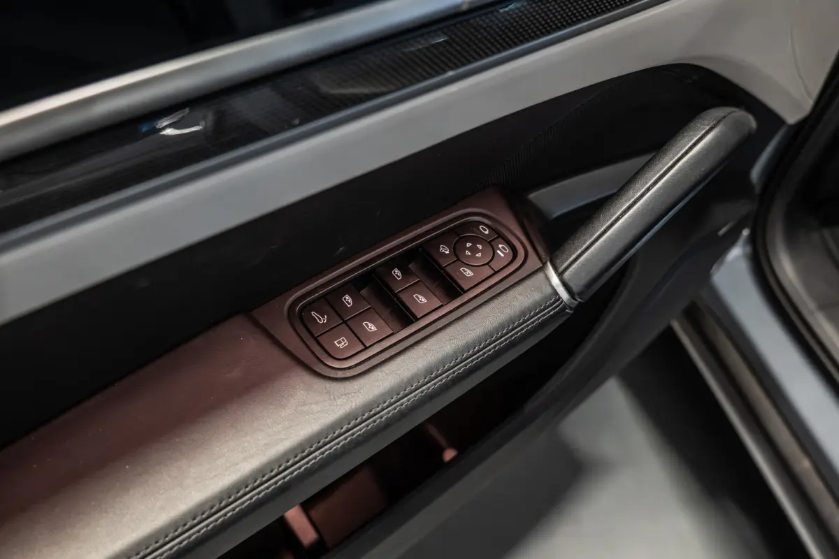 3.0 E-Hybrid Black Edition Achterasbesturing | Stoelventilatie V+A | Passenger Display | Race-Tex