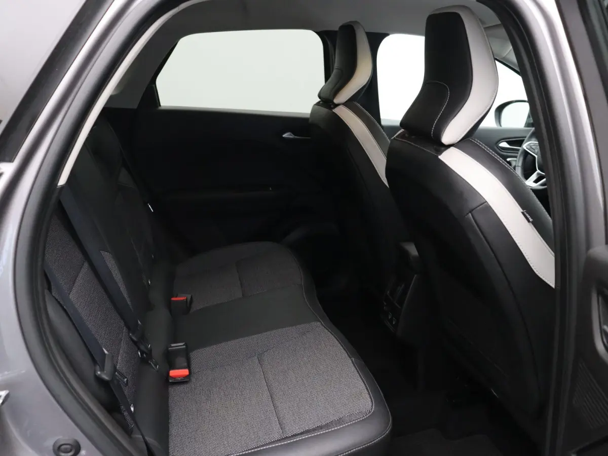 E-Tech Plug-in Hybrid 160pk Intens | Trekhaak | Dealer onderhouden | Camera | Climate control | 18" Lichtmetaal |