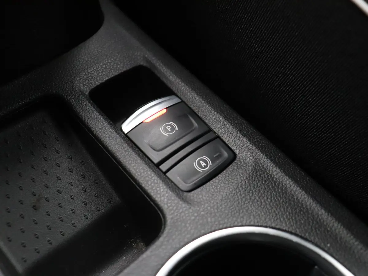 E-Tech Plug-in Hybrid 160pk Intens | Trekhaak | Dealer onderhouden | Camera | Climate control | 18" Lichtmetaal |