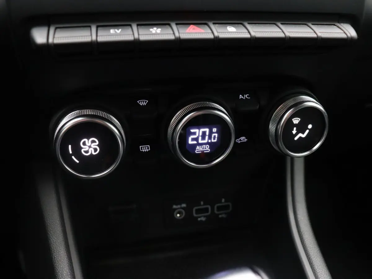 E-Tech Plug-in Hybrid 160pk Intens | Trekhaak | Dealer onderhouden | Camera | Climate control | 18" Lichtmetaal |