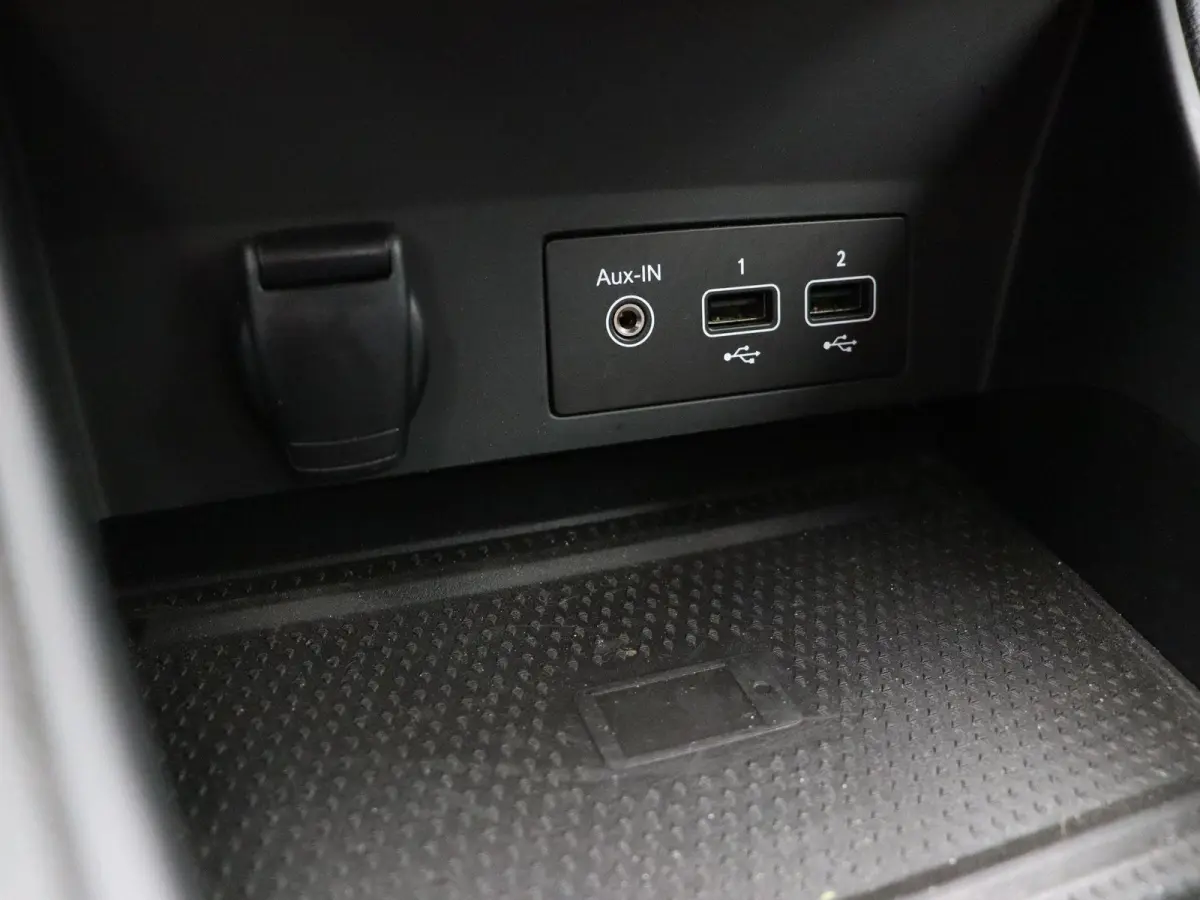 E-Tech Plug-in Hybrid 160pk Intens | Trekhaak | Dealer onderhouden | Camera | Climate control | 18" Lichtmetaal |