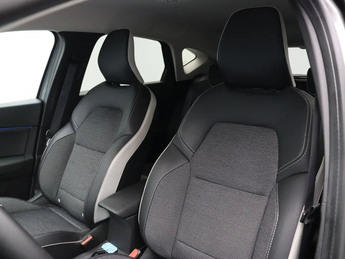 E-Tech Plug-in Hybrid 160pk Intens | Trekhaak | Dealer onderhouden | Camera | Climate control | 18" Lichtmetaal |