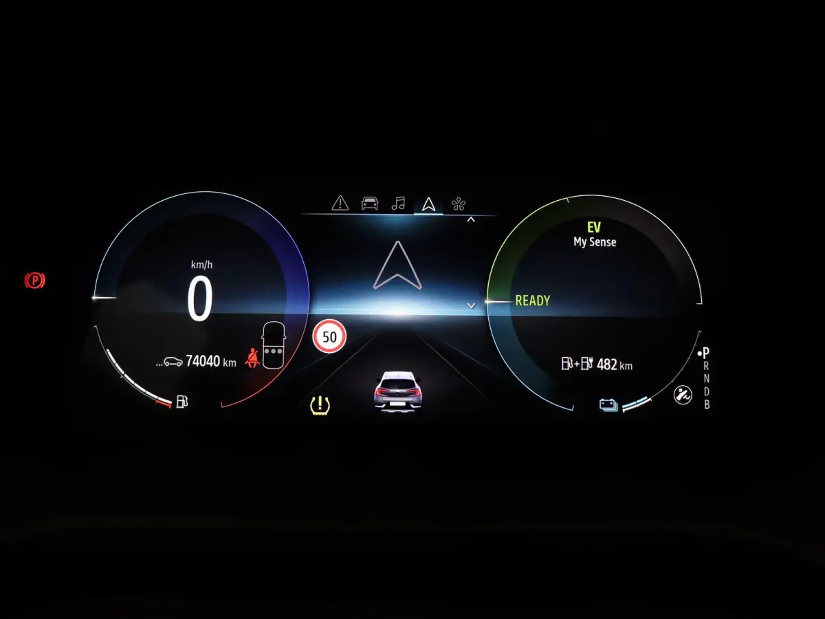E-Tech Plug-in Hybrid 160pk Intens | Trekhaak | Dealer onderhouden | Camera | Climate control | 18" Lichtmetaal |