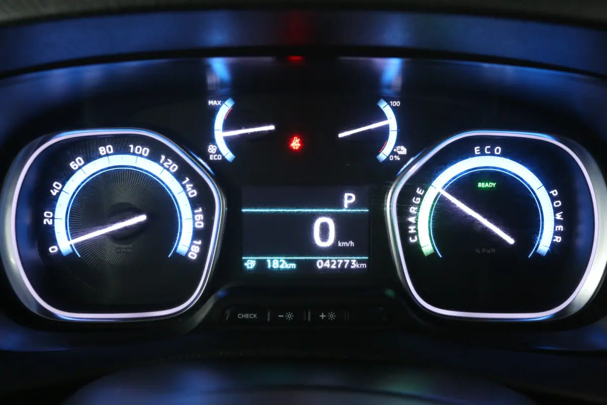 Elektrisch 75 kWh Long Range L2H1 | Snelladen | SOH 99% | Airco | Cruise | 3 Zits | Carplay | Parkeersens.