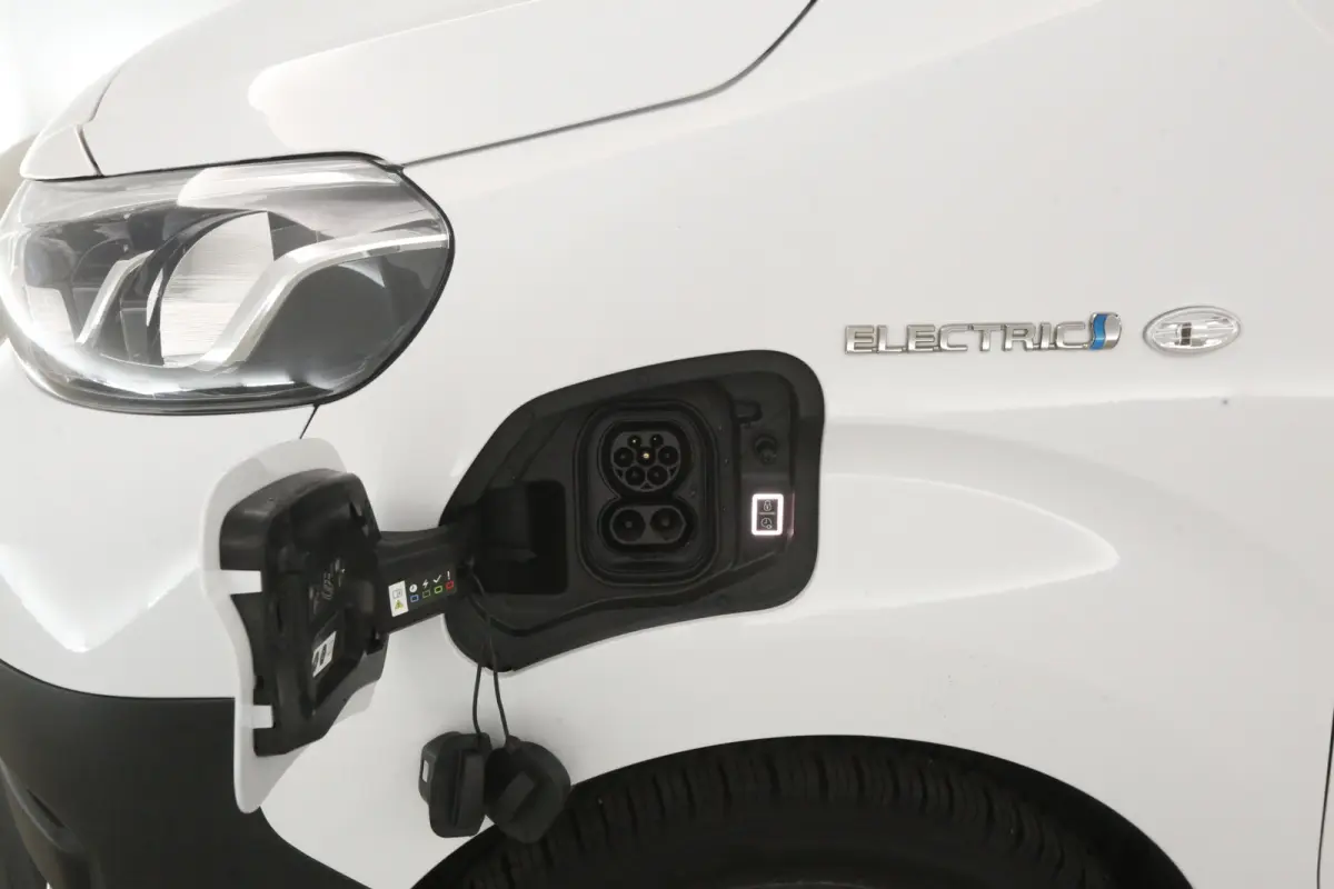 Elektrisch 75 kWh Long Range L2H1 | Snelladen | SOH 99% | Airco | Cruise | 3 Zits | Carplay | Parkeersens.