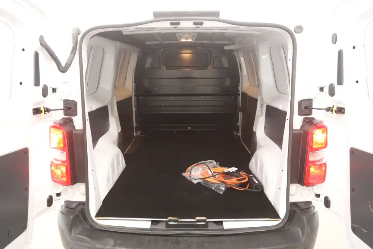 Elektrisch 75 kWh Long Range L2H1 | Snelladen | SOH 99% | Airco | Cruise | 3 Zits | Carplay | Parkeersens.