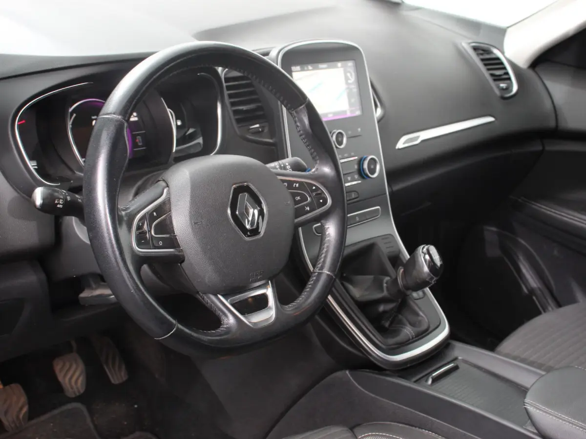 1.2 TCe Zen Navigatie Trekhaak Climate Control Parkeer sensoren Lichtmetalen Velgen Cruise Control Keyless