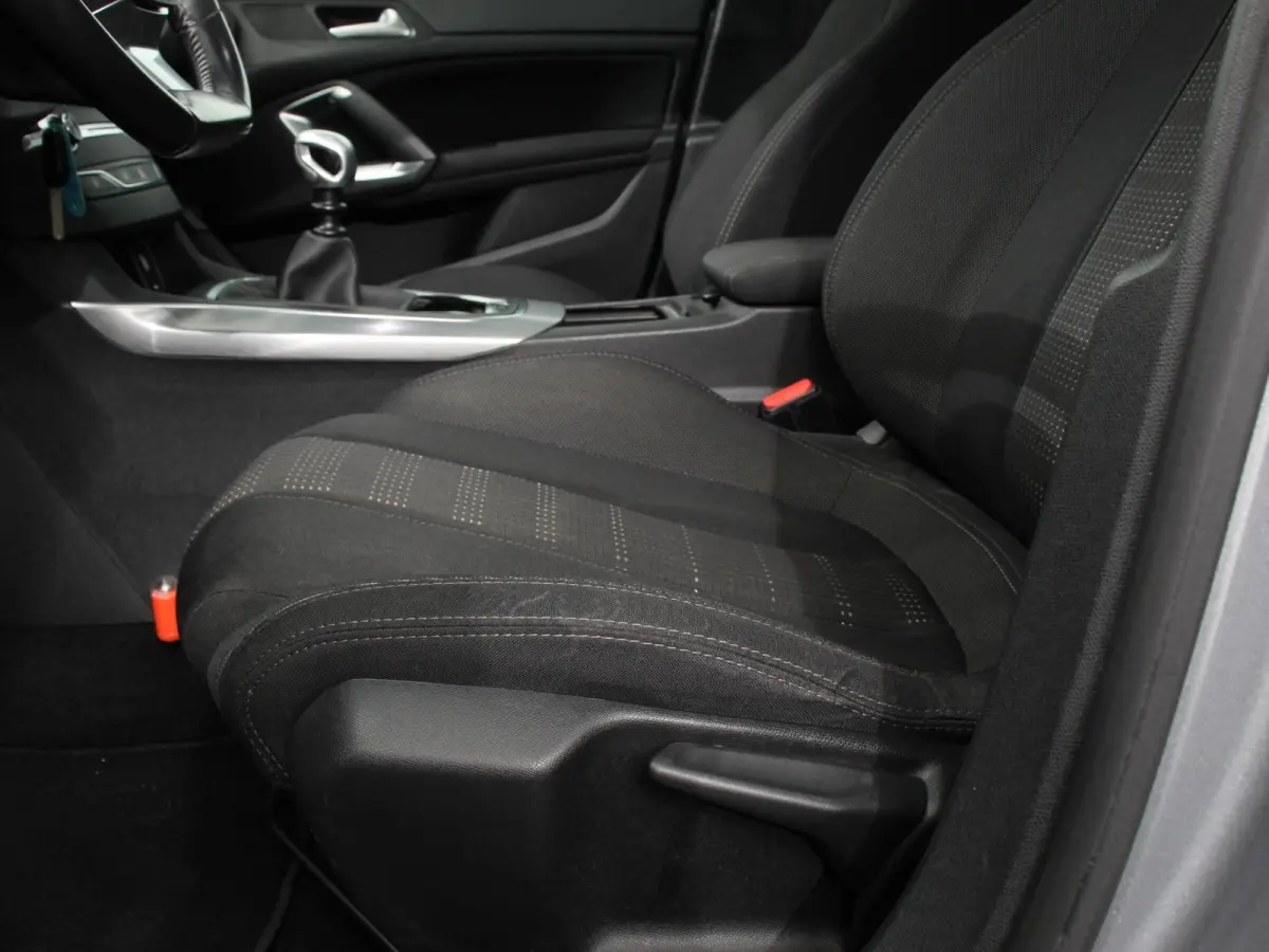1.2 PureTech Blue Lease Premium Lees opmerkingen! Handel/Export ! Panorama dak Trekhaak Camera  Navigatie Climate Control Cruise Control Lichtmetalen Velgen