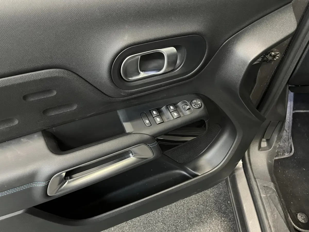 1.2 130PK Automaat Feel Climate Control Apple Carplay/Android Auto Navigatie Cruise Control Full LED 18" LM Velgen Privacy Glass PDC VA + Camera Keyless