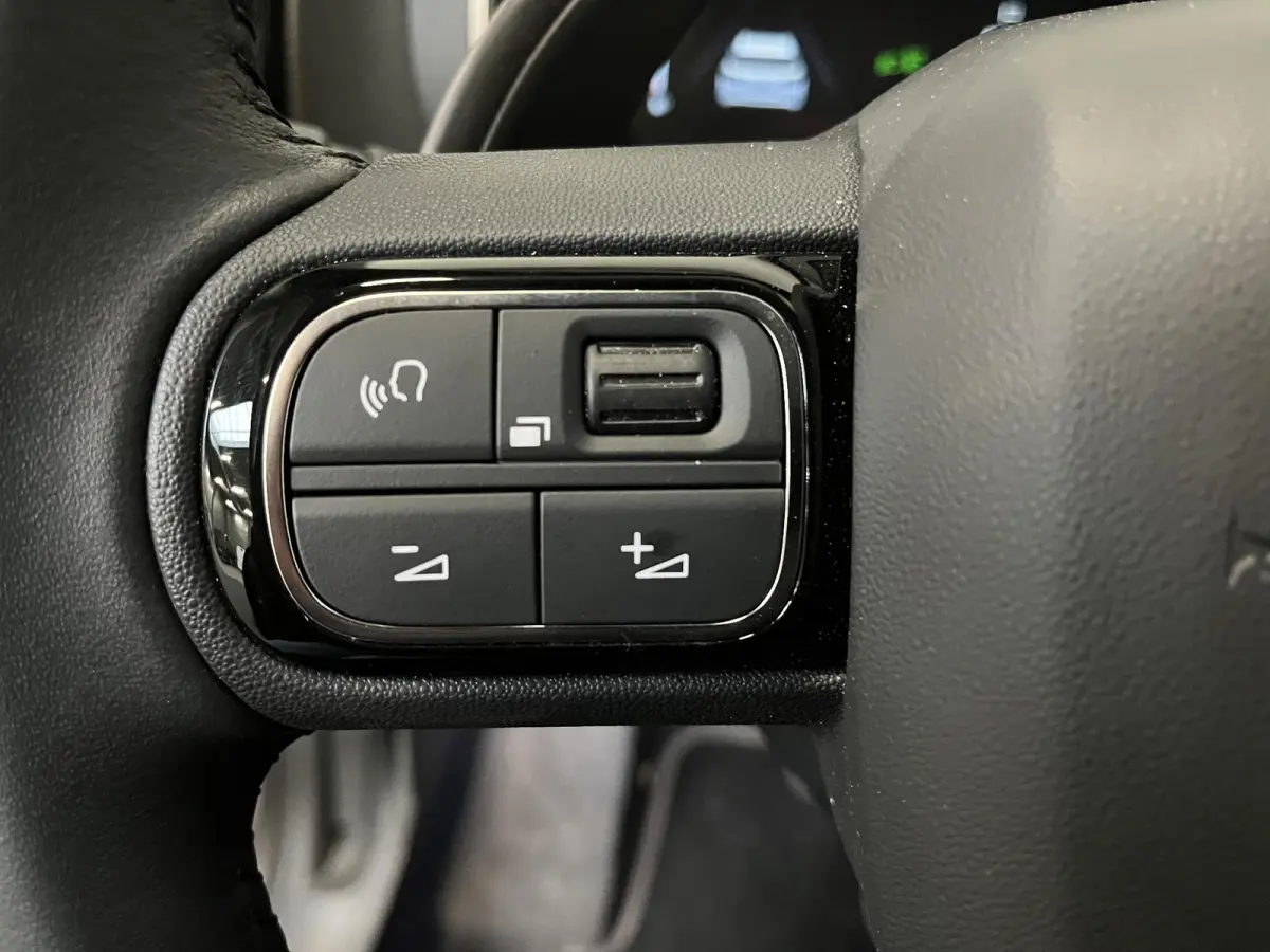 1.2 130PK Automaat Feel Climate Control Apple Carplay/Android Auto Navigatie Cruise Control Full LED 18" LM Velgen Privacy Glass PDC VA + Camera Keyless