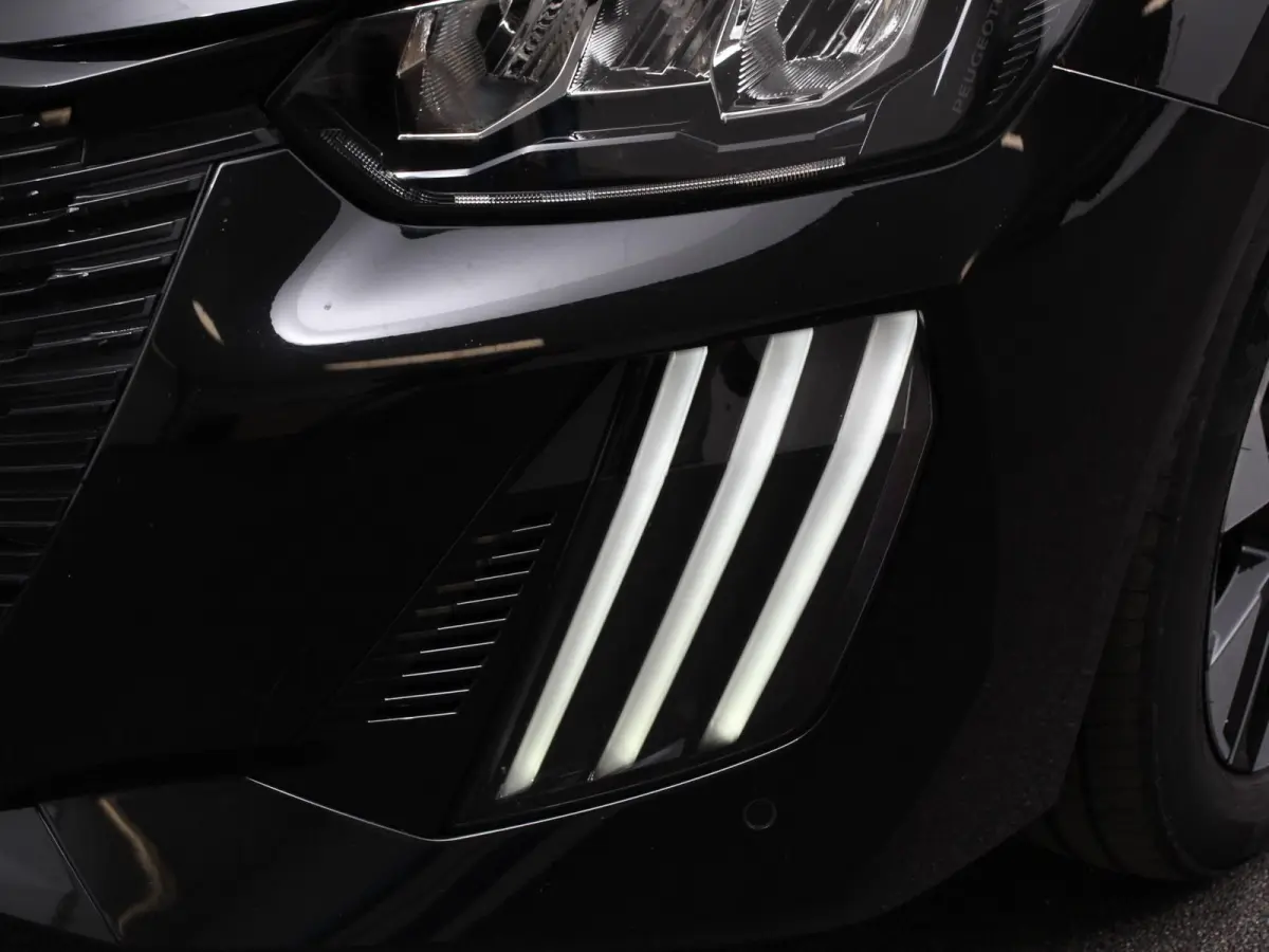 EV Active Pack 50 kWh Climate Control Cruise control Half lederen bekleding Led verlichting Lichtmetalen velgen Navigatie Apple Carplay/Android Auto Parkeersensoren Stoelverwarming