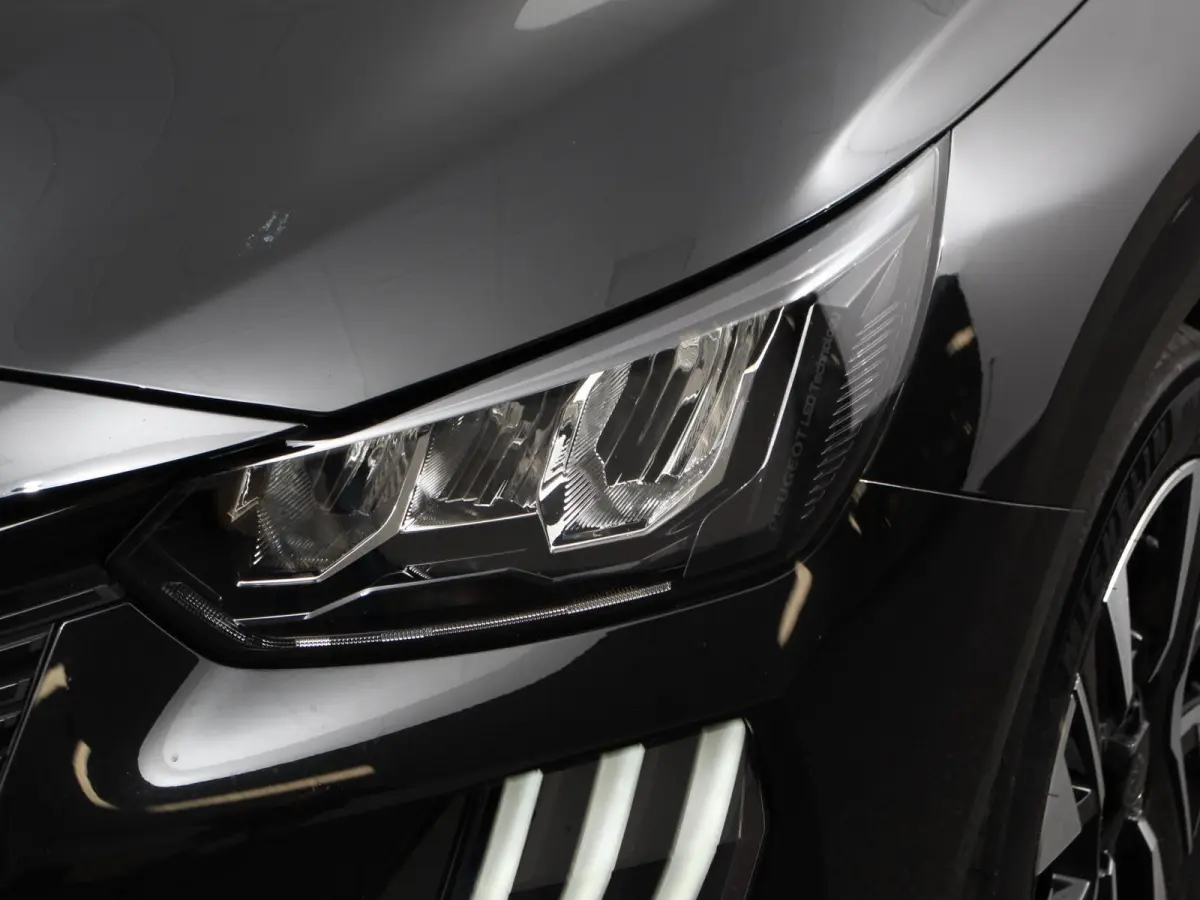 EV Active Pack 50 kWh Climate Control Cruise control Half lederen bekleding Led verlichting Lichtmetalen velgen Navigatie Apple Carplay/Android Auto Parkeersensoren Stoelverwarming