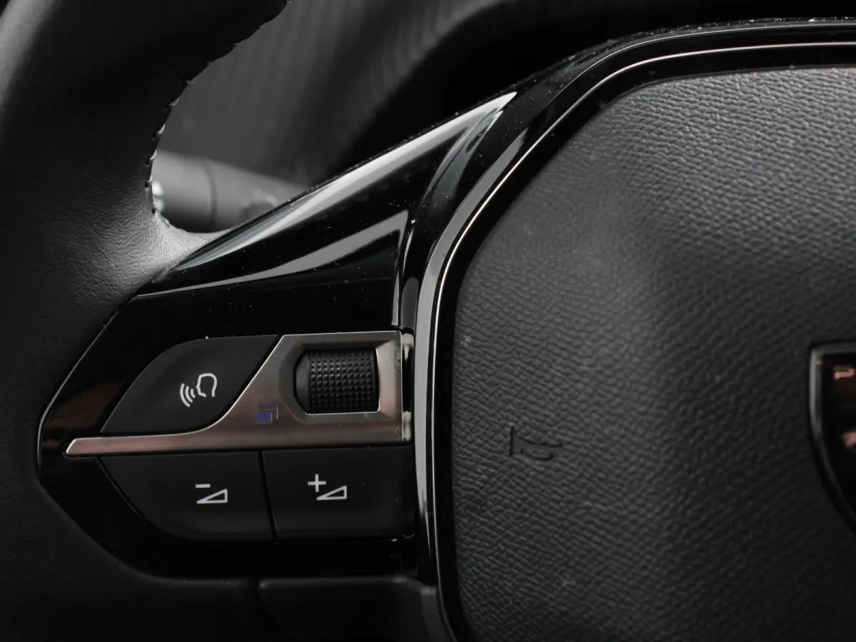 EV Active Pack 50 kWh Climate Control Cruise control Half lederen bekleding Led verlichting Lichtmetalen velgen Navigatie Apple Carplay/Android Auto Parkeersensoren Stoelverwarming