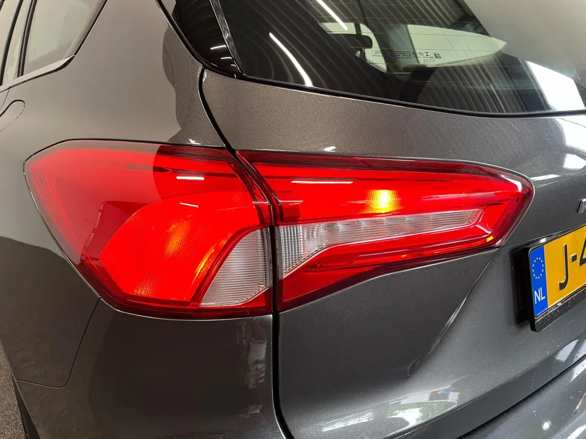 1.0 EcoBoost Trend Edition Business DEALER ONDERHOUDEN Trekhaak Navigatie Apple Carplay Android Auto Parkeerhulp Cruise Control Stoel en stuurverwarming Climate Control Lichtmetalen velgen