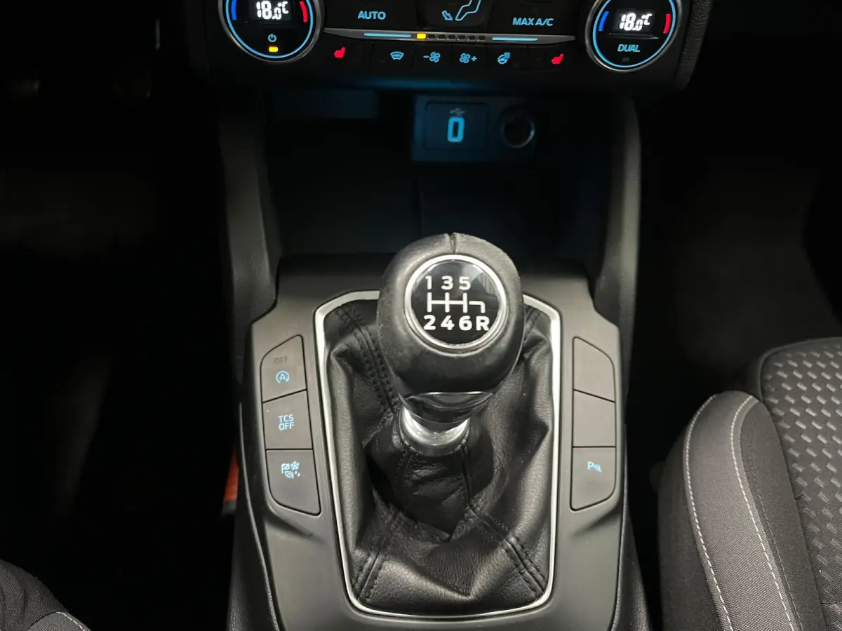 1.0 EcoBoost Trend Edition Business Trekhaak Navigatie Apple Carplay Android Auto Parkeerhulp Cruise Control Stoel-en stuurverwarming Climate Control Lichtmetalen velgen