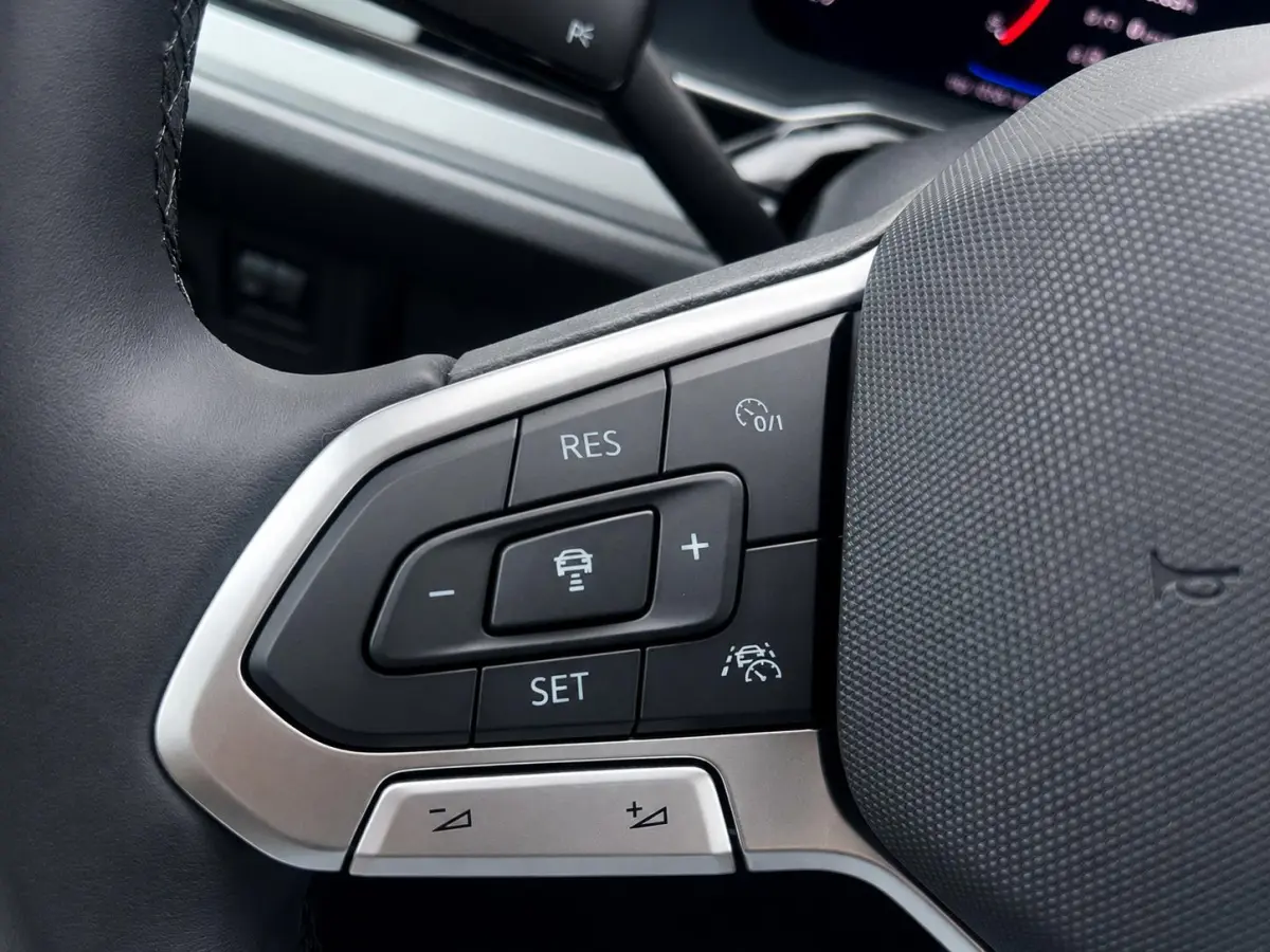 1.0 TSI Life Camera Stoelverwarming Navigatie Digital Cockpit DAB  Active Cruise Control Parkeersensoren LED koplampen  Climate Control Apple Carplay