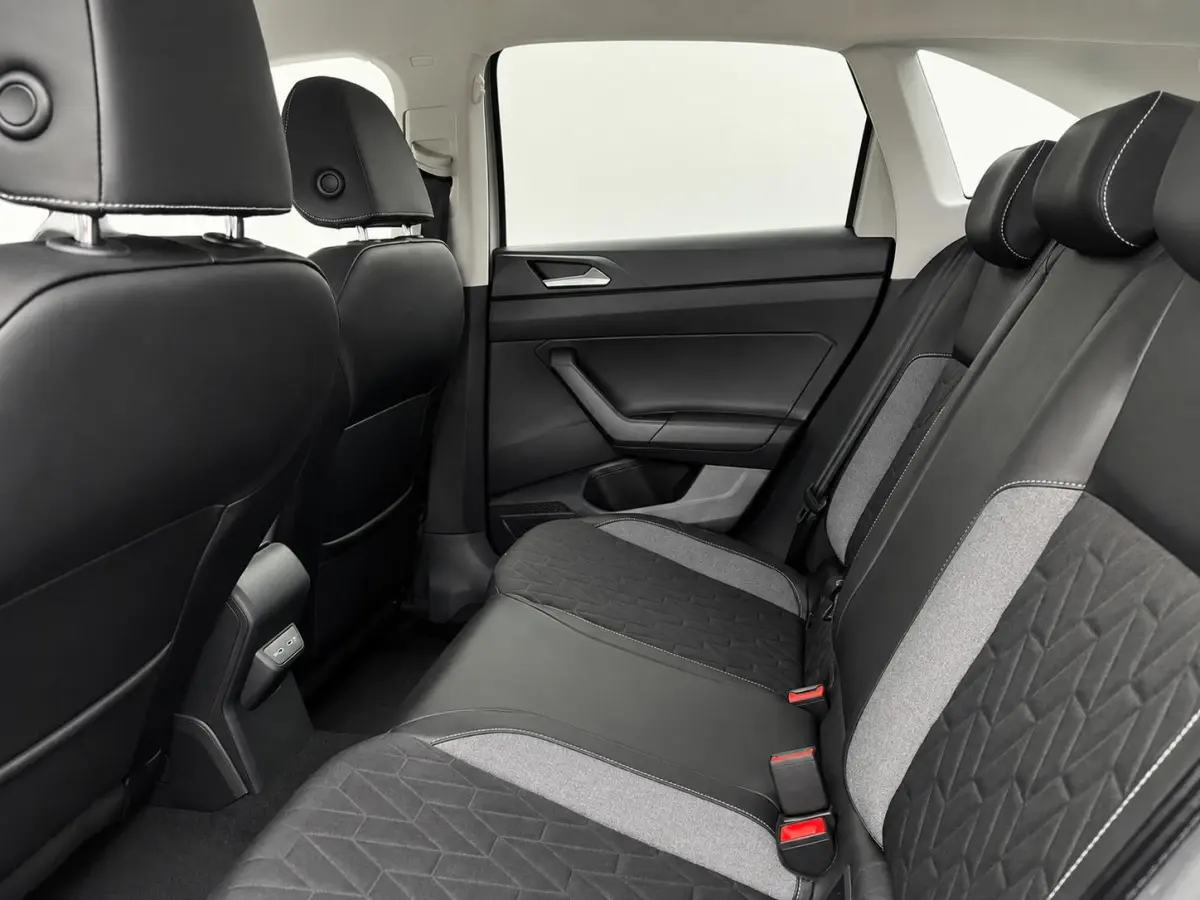1.0 TSI Life Camera Stoelverwarming Navigatie Digital Cockpit DAB  Active Cruise Control Parkeersensoren LED koplampen  Climate Control Apple Carplay