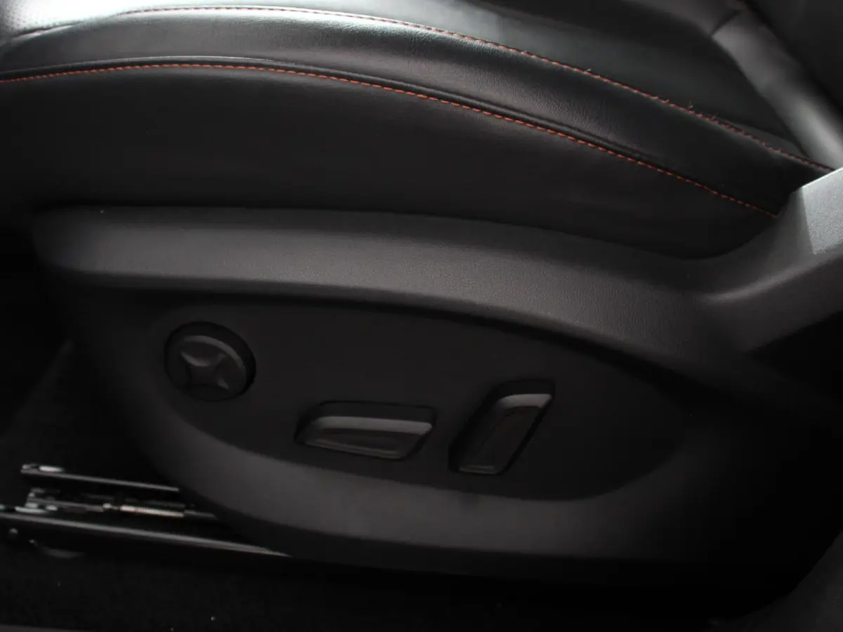 1.5 Luxury Automaat Navigatie Apple Carplay/Android Auto Airco Cruise Control Lichtmetalen velgen Digitaal Dashboard