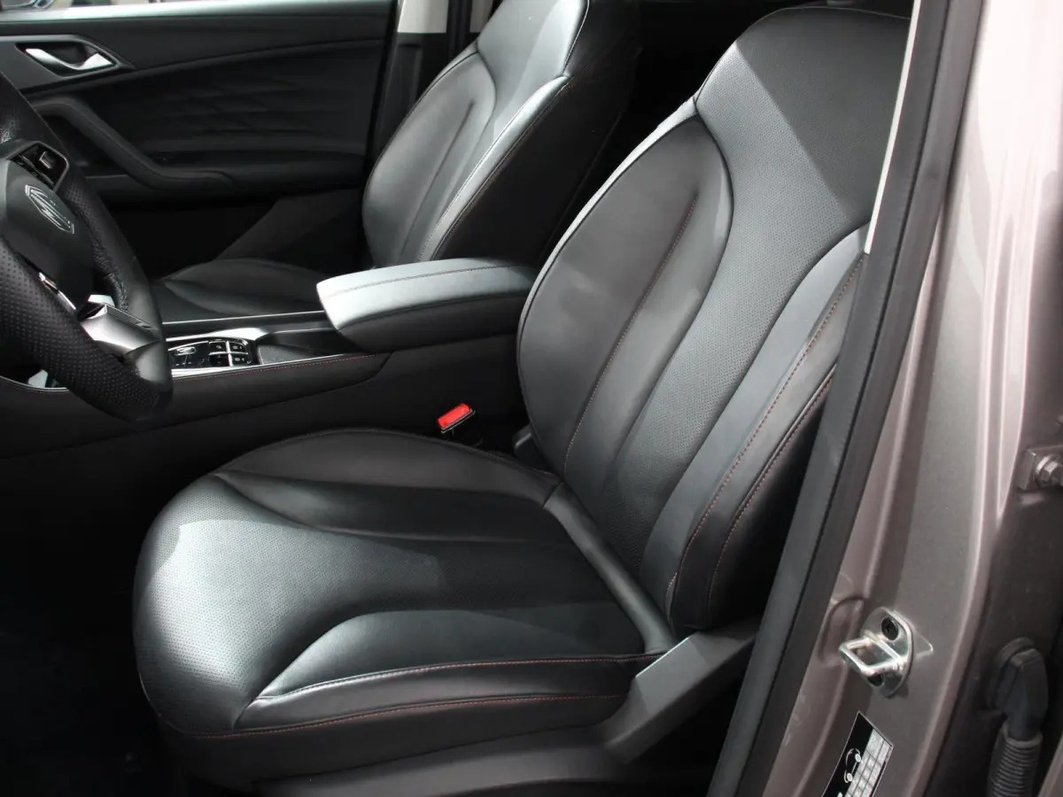 1.5 Luxury Automaat Navigatie Apple Carplay/Android Auto Airco Cruise Control Lichtmetalen velgen Digitaal Dashboard
