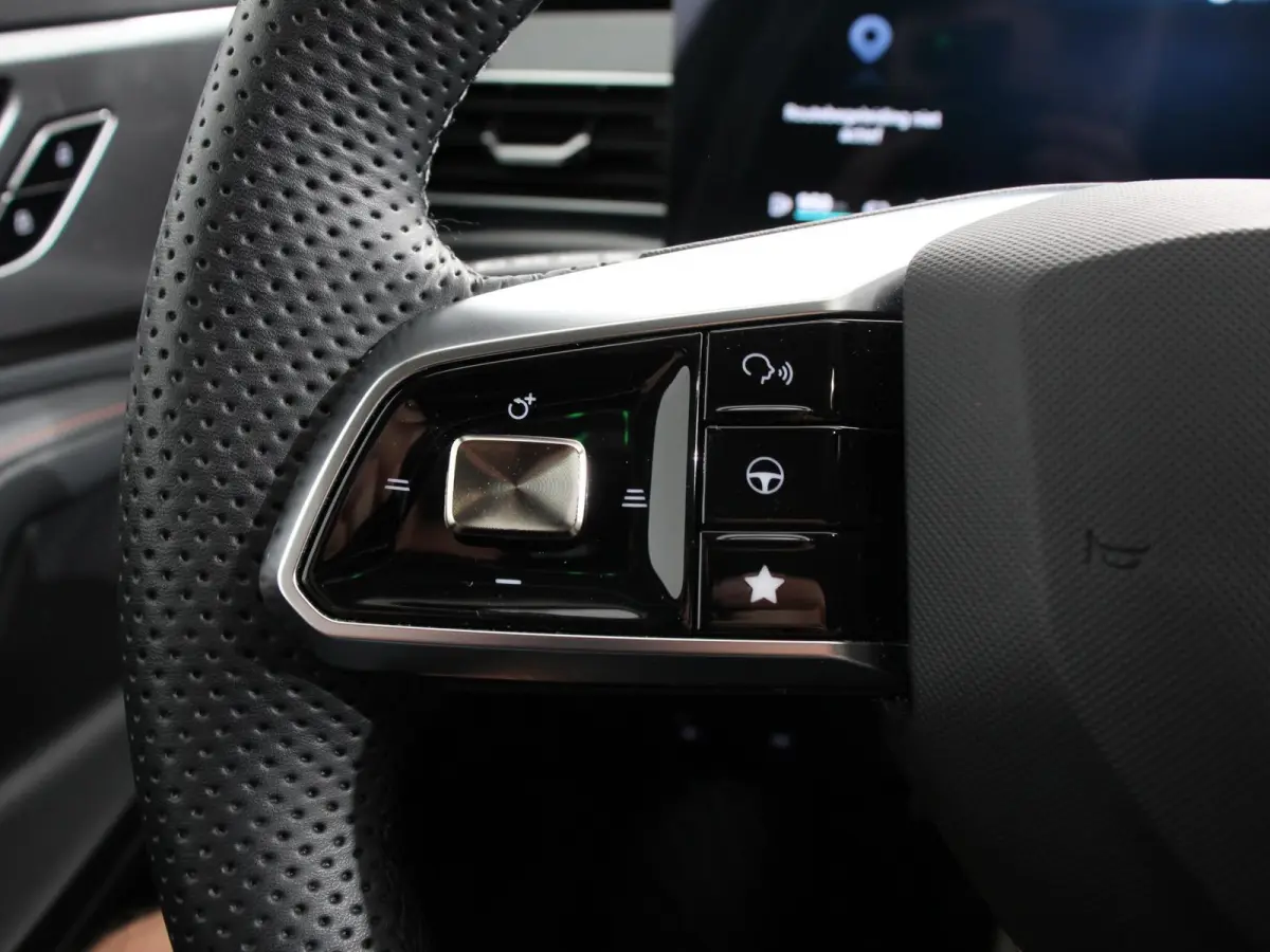 1.5 Luxury Automaat Navigatie Apple Carplay/Android Auto Airco Cruise Control Lichtmetalen velgen Digitaal Dashboard