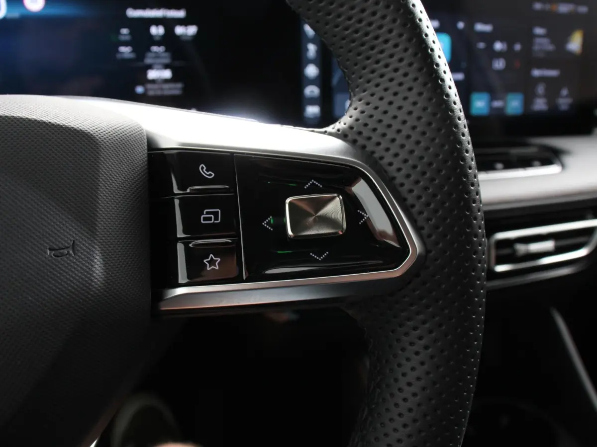 1.5 Luxury Automaat Navigatie Apple Carplay/Android Auto Airco Cruise Control Lichtmetalen velgen Digitaal Dashboard