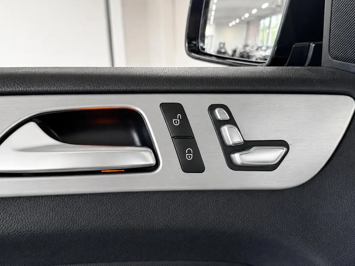 350 d 4MATIC Trekhaak Panoramadak Camera Luchtvering Electrische Stoelen Cruise Control Dodehoek Navigatie Leder Stoelverwarming