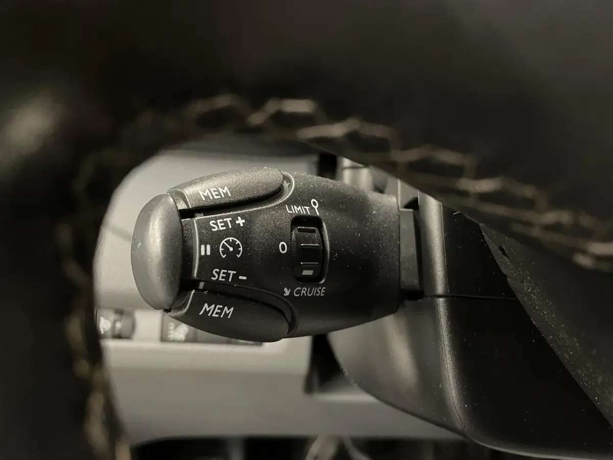 231L 2.0 BlueHDI 120 Premium HANDEL/EXPORT Airco Cruise Control Trekhaak Elektrische schuifdeur Navigatie