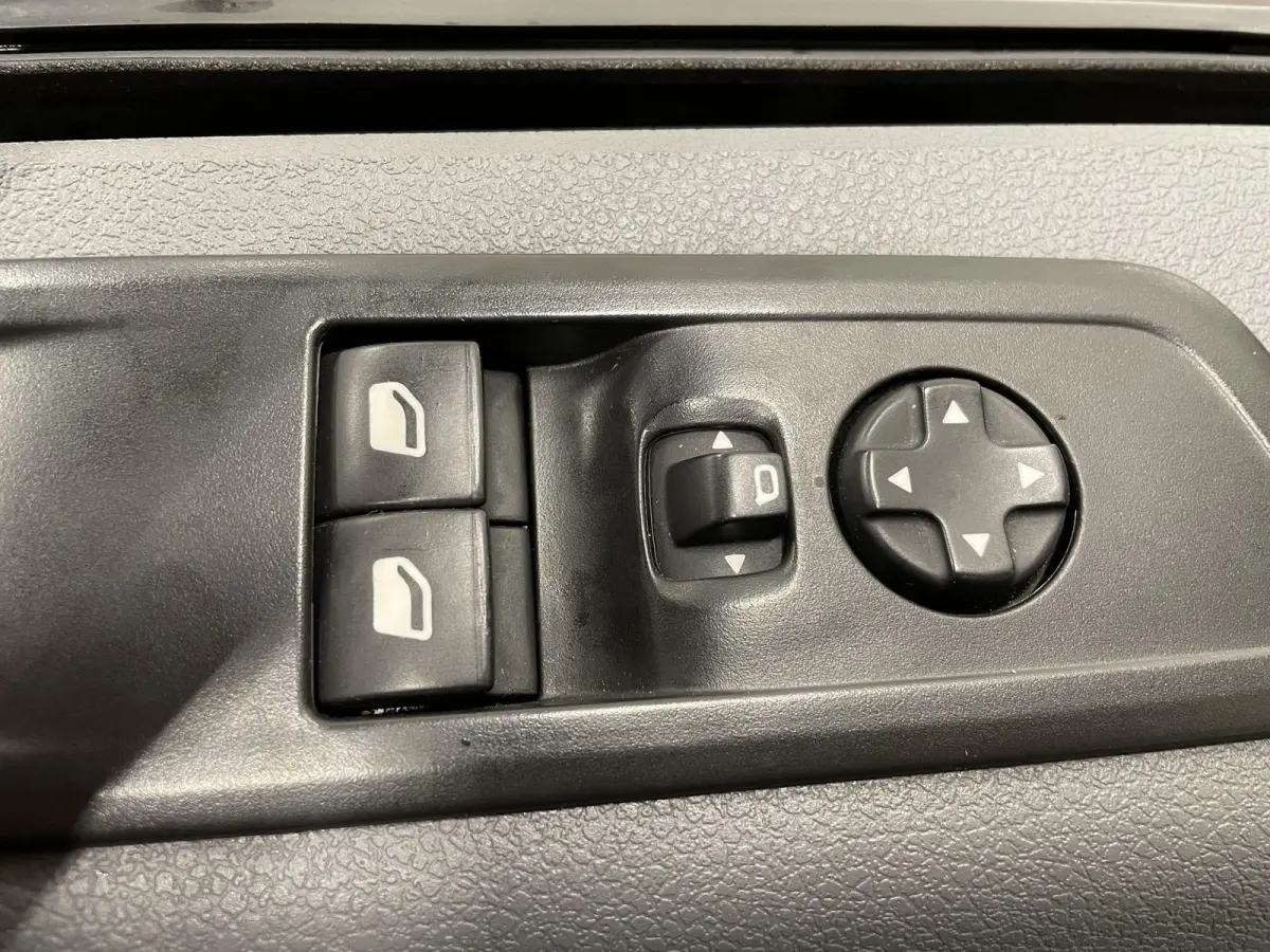 231L 2.0 BlueHDI 120 Premium HANDEL/EXPORT Airco Cruise Control Trekhaak Elektrische schuifdeur Navigatie