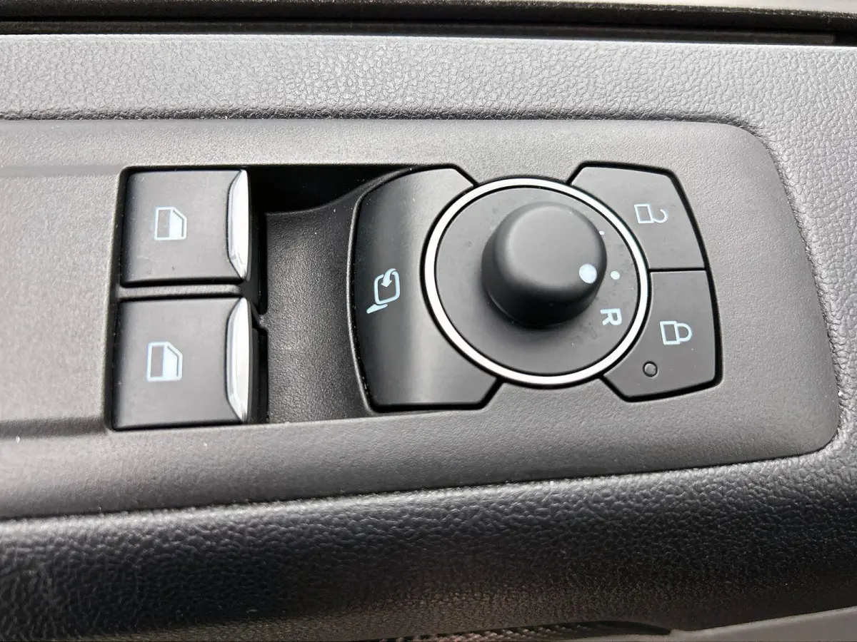 320 2.0 TDCI L2H1 Limited Automaat Airco Navigatie Cruise control Trekhaak