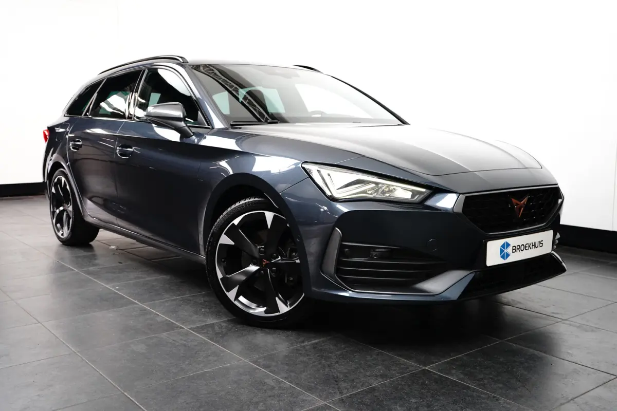 e-Hybrid | ADAPTIVE CRUISE | 19'' LMV | STOELVERWARMING | CAMERA | CAPLAY | FULL LED | PARK SENSOREN