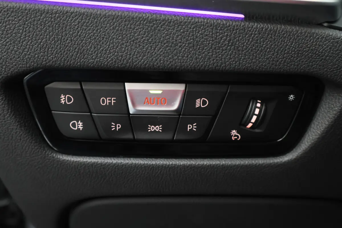 320i Executive Edition Leder/Stof, Virtual, Cruise, Apple Carplay, LED, Climate, PDC, 19''