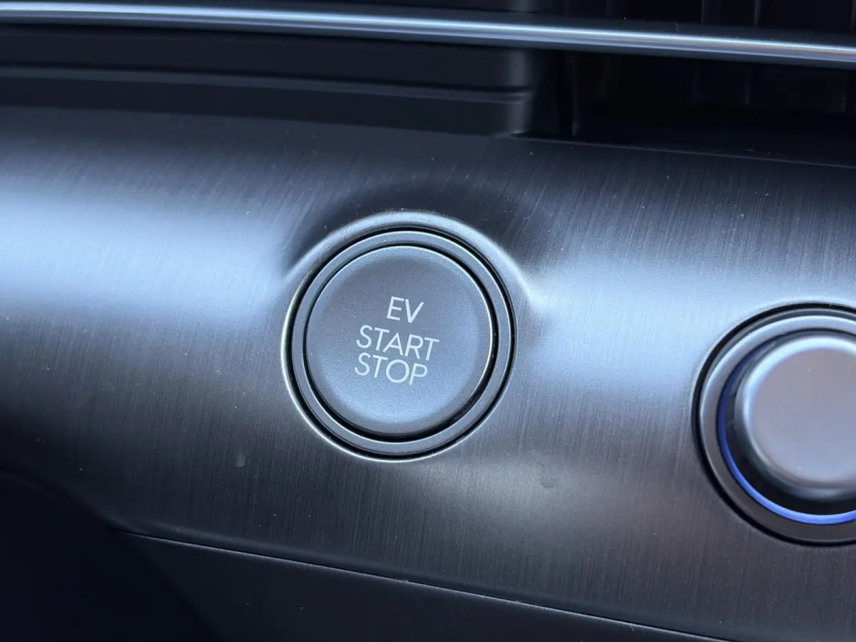Pure Edition 64.8 kWh / Navigatie / Apple Carplay & Android Auto / Airco / Achteruitrijcamera / Stuur & Stoelverwarming /