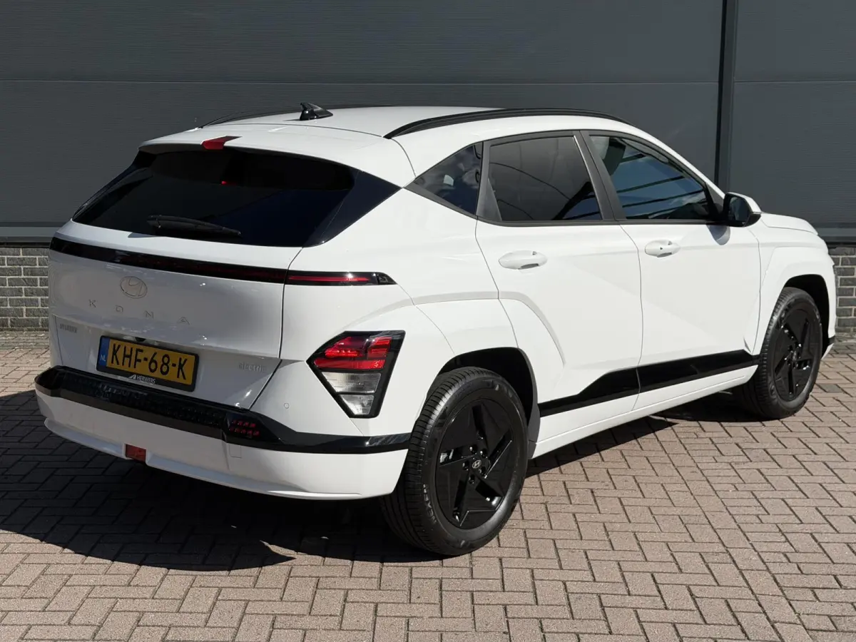 Pure Edition 64.8 kWh / Navigatie / Apple Carplay & Android Auto / Airco / Achteruitrijcamera / Stuur & Stoelverwarming /