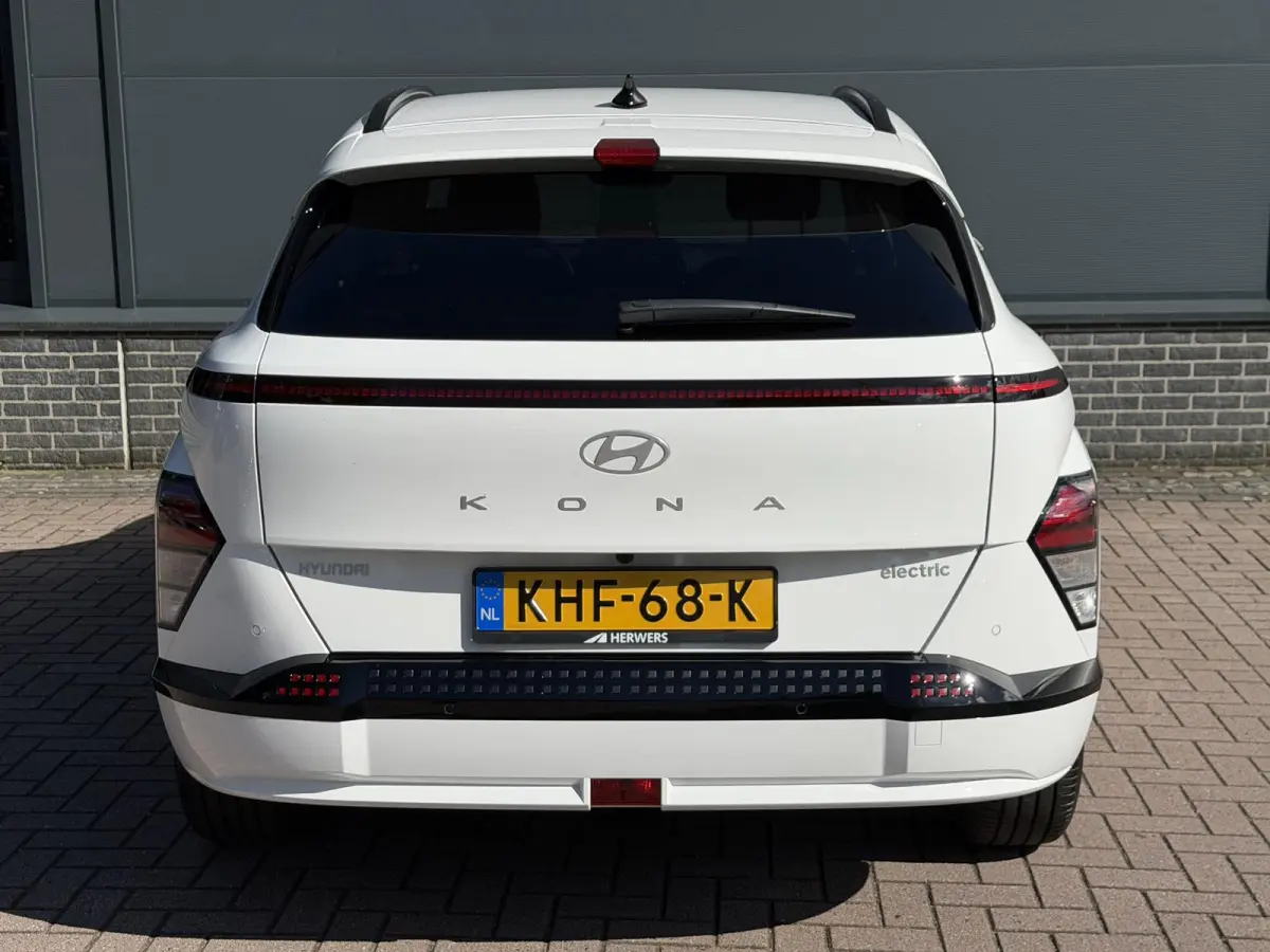 Pure Edition 64.8 kWh / Navigatie / Apple Carplay & Android Auto / Airco / Achteruitrijcamera / Stuur & Stoelverwarming /