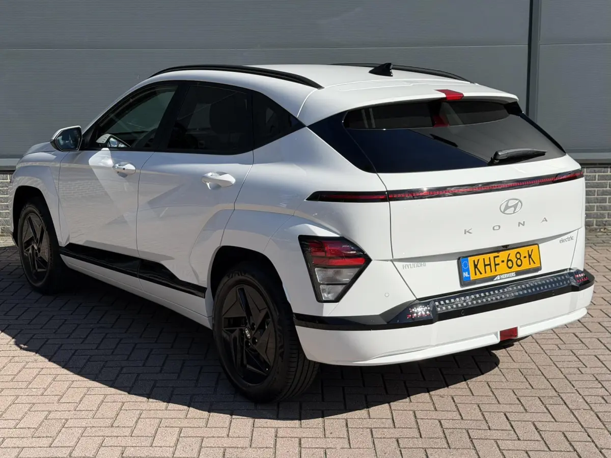 Pure Edition 64.8 kWh / Navigatie / Apple Carplay & Android Auto / Airco / Achteruitrijcamera / Stuur & Stoelverwarming /
