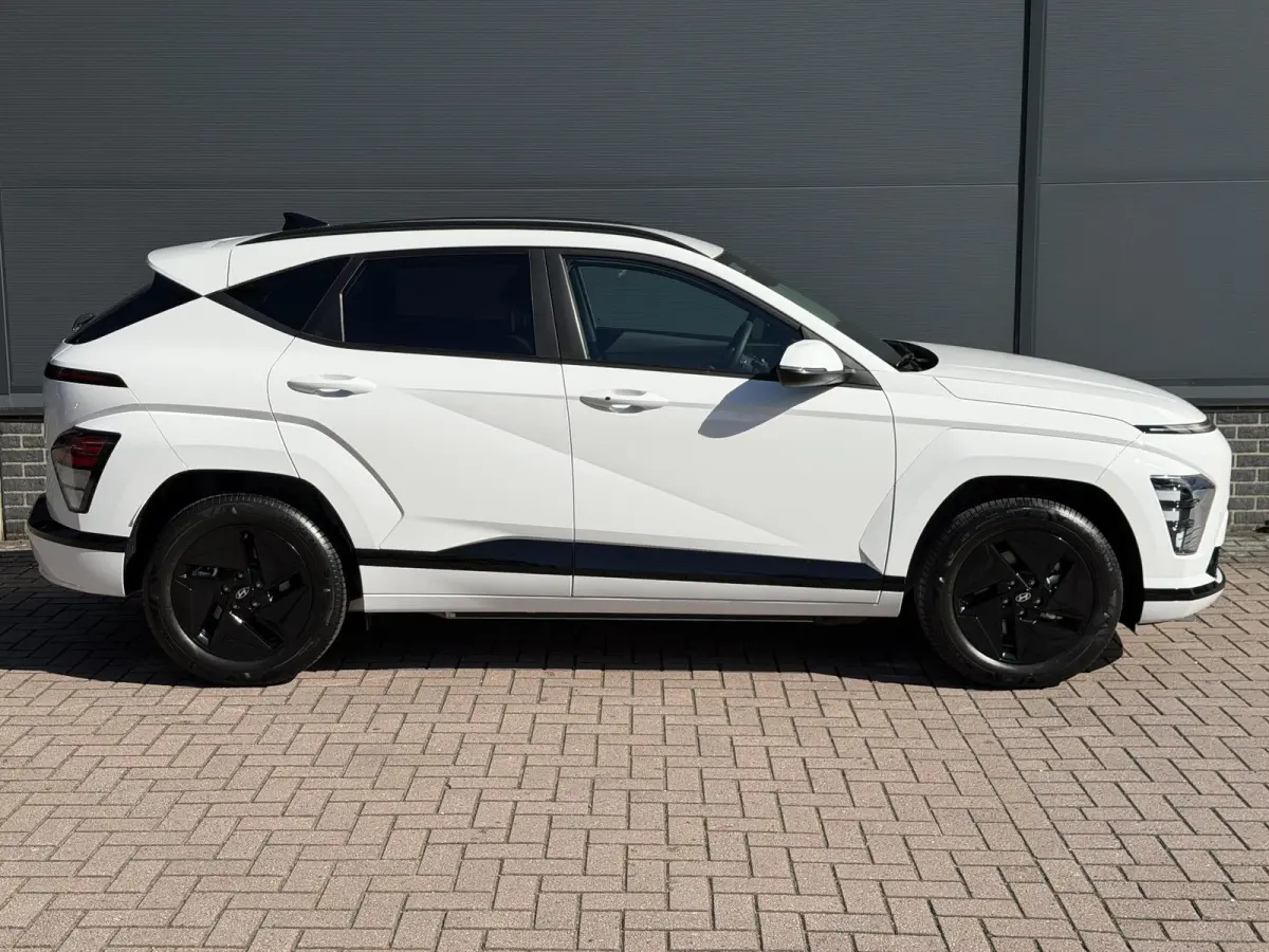 Pure Edition 64.8 kWh / Navigatie / Apple Carplay & Android Auto / Airco / Achteruitrijcamera / Stuur & Stoelverwarming /