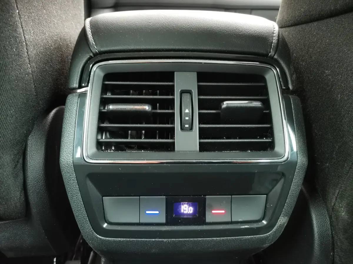 1.5 TSI 150pk DSG Edition 7p Skoda Kodiaq 1.5 TSI 150pk DSG Bus. Edition 7p (Trekhaak,Navi,Keyless)