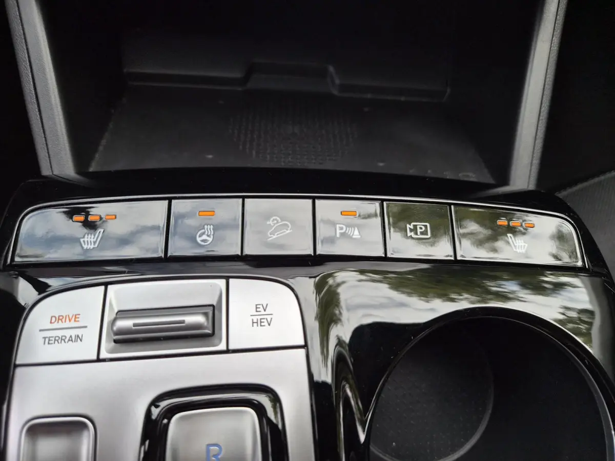 1.6 T-GDI PHEV Comfort Smart 4WD / SOH 100% / Dealer onderhouden / Fabrieksgarantie tot 06-2027 / Trekhaak afneembaar / Trekgewicht 1350 kg / Stuur- & Stoelverwarming / Achteruitrijcamera / 