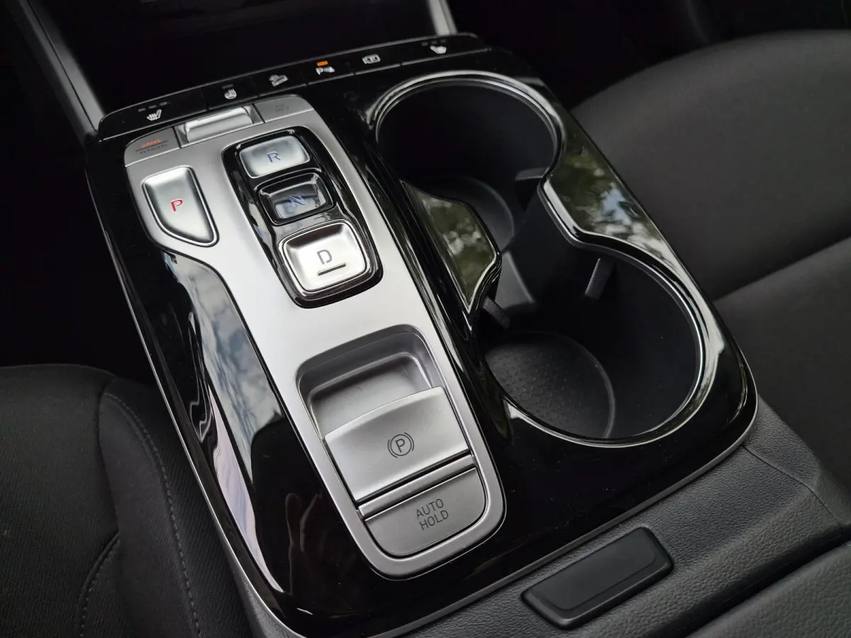 1.6 T-GDI PHEV Comfort Smart 4WD / SOH 100% / Dealer onderhouden / Fabrieksgarantie tot 06-2027 / Trekhaak afneembaar / Trekgewicht 1350 kg / Stuur- & Stoelverwarming / Achteruitrijcamera / 
