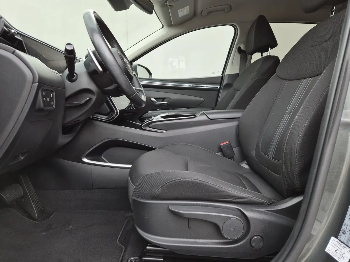 1.6 T-GDI PHEV Comfort Smart 4WD / SOH 100% / Dealer onderhouden / Fabrieksgarantie tot 06-2027 / Trekhaak afneembaar / Trekgewicht 1350 kg / Stuur- & Stoelverwarming / Achteruitrijcamera / 