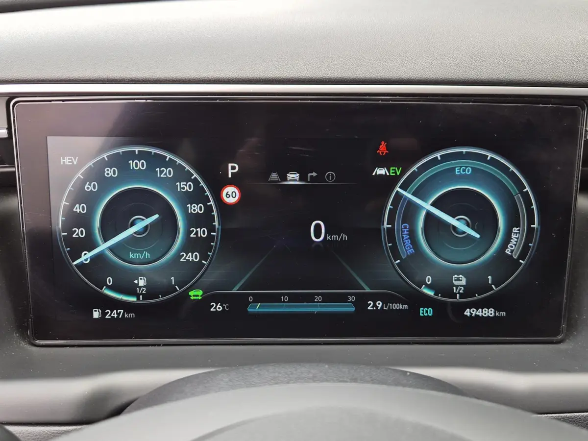1.6 T-GDI PHEV Comfort Smart 4WD / SOH 100% / Dealer onderhouden / Fabrieksgarantie tot 06-2027 / Trekhaak afneembaar / Trekgewicht 1350 kg / Stuur- & Stoelverwarming / Achteruitrijcamera / 