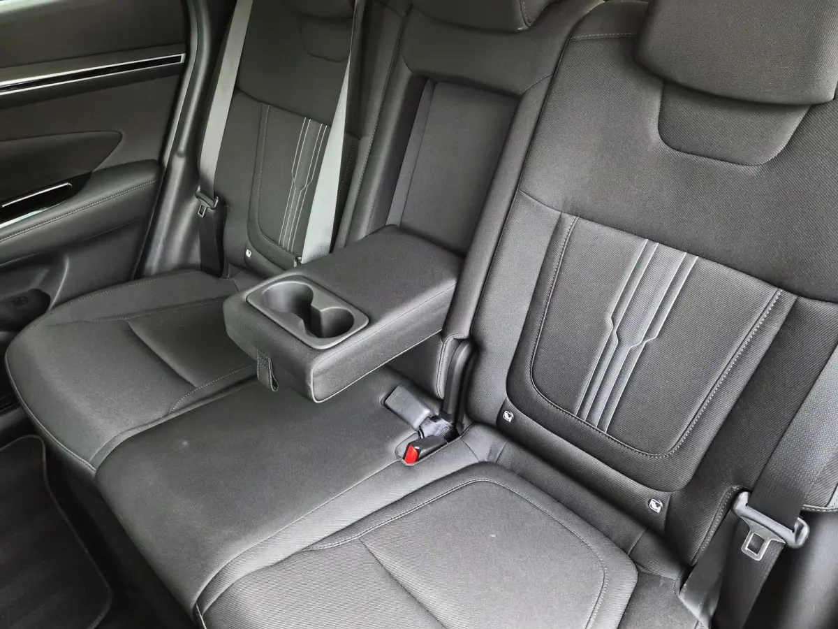 1.6 T-GDI PHEV Comfort Smart 4WD / SOH 100% / Dealer onderhouden / Fabrieksgarantie tot 06-2027 / Trekhaak afneembaar / Trekgewicht 1350 kg / Stuur- & Stoelverwarming / Achteruitrijcamera / 
