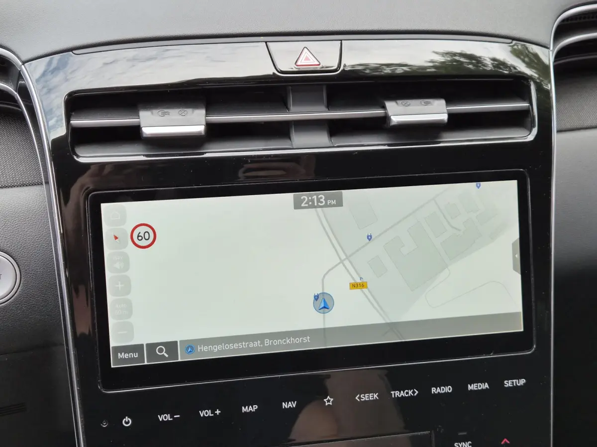 1.6 T-GDI PHEV Comfort Smart 4WD / SOH 100% / Dealer onderhouden / Fabrieksgarantie tot 06-2027 / Trekhaak afneembaar / Trekgewicht 1350 kg / Stuur- & Stoelverwarming / Achteruitrijcamera / 