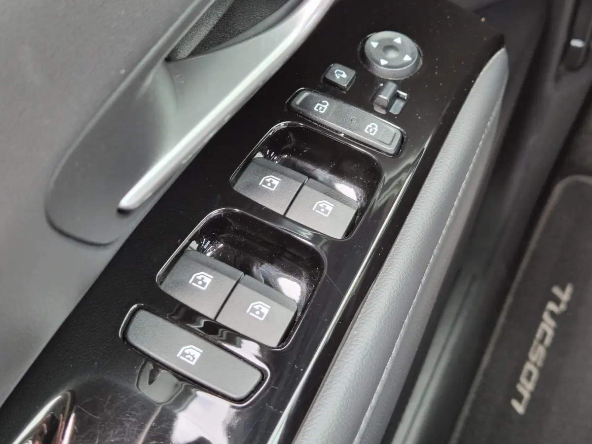 1.6 T-GDI PHEV Comfort Smart 4WD / SOH 100% / Dealer onderhouden / Fabrieksgarantie tot 06-2027 / Trekhaak afneembaar / Trekgewicht 1350 kg / Stuur- & Stoelverwarming / Achteruitrijcamera / 