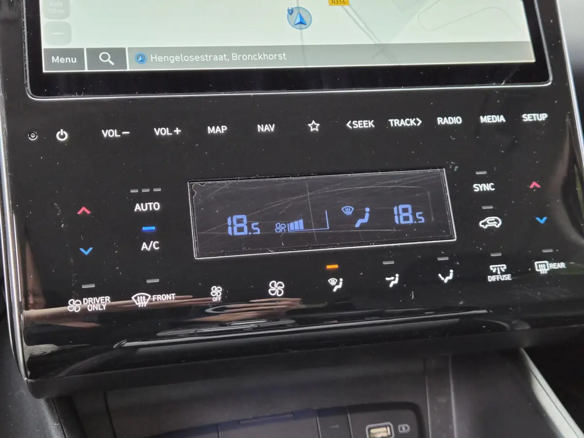 1.6 T-GDI PHEV Comfort Smart 4WD / SOH 100% / Dealer onderhouden / Fabrieksgarantie tot 06-2027 / Trekhaak afneembaar / Trekgewicht 1350 kg / Stuur- & Stoelverwarming / Achteruitrijcamera / 